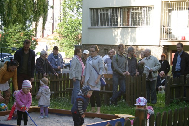 Mieszkańcy czterech bloków przy ulicy Frycza-Modrzewskiego i Kraińskiego robią wszystko, by ich podwórko nie zostało sprzedane deweloperowi. A taki właśnie pomysł ma na zielony teren w pobliżu bulwaru Dunikowskiego Spółdzielnia Mieszkaniowa "Cichy Kącik".