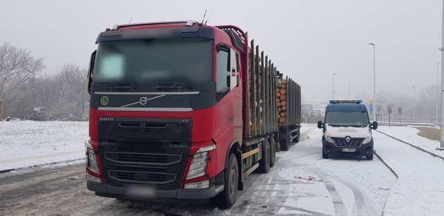 Ciężarówka przeładowana o 13 ton zatrzymana w Piotrkowie.