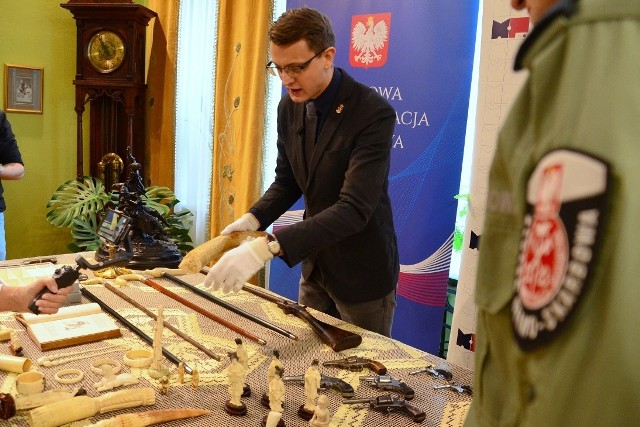 Przekazane dziś do Muzeum Podlaskiego w Białymstoku eksponaty zostały zatrzymane podczas wspólnych działań funkcjonariuszy podlaskiej policji i KAS w sierpniu 2020 roku.