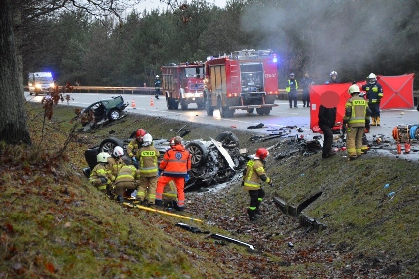 Kolejny tragiczny wypadek pod Lęborkiem na DK6. 2 osoby nie...