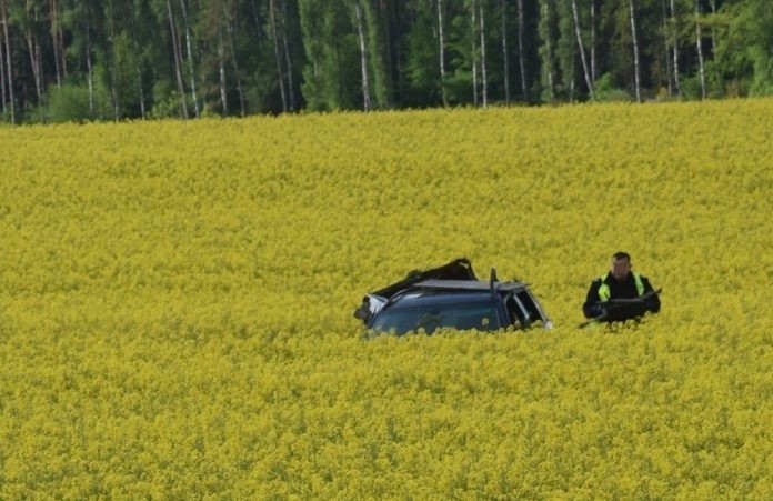 Śmiertelny wypadek w Starogardzie Łobeskim, niedaleko Reska. Na miejscu zginął młody mężczyzna. Auto znaleziono w polu rzepaku