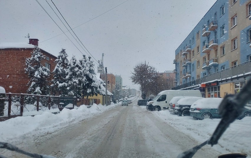 Zima nie odpuszcza. Trudne warunki na ulicach Opatowa oraz drogach w powiecie opatowskim. Zobacz zdjęcia