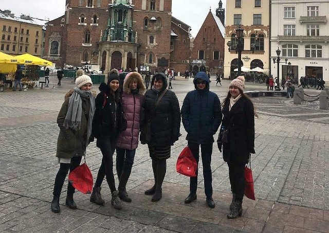 Pięcioro uczniów „Konopy” uczestniczyło w zawodach finałowych „XI Olimpiady o Diamentowy Indeks AGH”, które odbywały się w Krakowie walcząc o tytuł laureata. Byli to : Karolina Kozina (Id), Paulina Legumina (IIId), Grzegorz Lasota (IIId) - z geografii; Arkadiusz Żyłkowski (IIIb) z fizyki oraz Karolina Paczkowska (IIIb) z matematyki. W czasie pobytu w Krakowie uczniowie nie tylko brali udział w zawodach finałowych olimpiady ale wraz z opiekunami zwiedzili muzeum Uniwersytetu Jagiellońskiego, muzeum Pod Rynkiem oraz obejrzeli „Zemstę” w teatrze Słowackiego i „Wieczór kawalerski” w teatrze Bagatela. Wyniki zmagań olimpijskich będą znane pod koniec kwietnia.