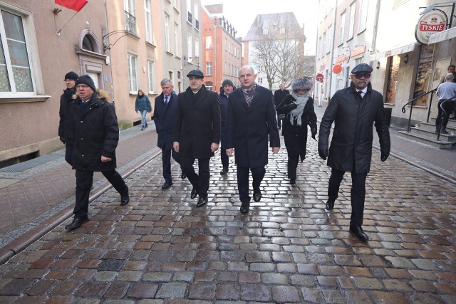 W uroczystościach pogrzebowych prezydenta Gdańska Pawła Adamowicza uczestniczyła delegacja samorządowców województwa kujawsko-pomorskiego pod przewodnictwem marszałka Piotra Całbeckiego i przewodniczącego sejmiku Ryszarda Bobera.Uroczystości w Gdańsku rozpoczęły się już w czwartek (17 stycznia). Odbyła się uroczysta sesja Rady Miasta z udziałem radnych wszystkich kadencji od 1990 roku. Po południu trumna z doczesnymi szczątkami prezydenta została wystawiona w Europejskim Centrum Solidarności. Dla wszystkich, którzy chcieli osobiście oddać hołd tragicznie zmarłemu, budynek był otwarty całą dobę, warty honorowe zaciągnęli harcerze, straż miejska, strażacy i wojsko. W piątek (18 stycznia) po południu kondukt żałobny przeszedł ulicami historycznego centrum miasta do bazyliki mariackiej, gdzie prezydent został dziś (19 stycznia) pochowany.Zobacz także: Pogrzeb Pawła Adamowicza w Bazylice Mariackiej w Gdańsku 19.01.2019. Relacja z pochówku prezydenta Gdańska. Relacja na żywo [zdjęcia, wideo]Uroczysta msza pogrzebowa, pod przewodnictwem metropolity gdańskiego abpa Sławoja Leszka Głódzia, z udziałem delegacji z całego świata, rozpoczęła się w południe. Pawła Adamowicza żegnały tłumy gdańszczan. Wcześniej odbyła się uroczysta sesja sejmiku województwa pomorskiego z udziałem radnych wszystkich poprzednich kadencji oraz samorządowców wszystkich szczebli z całego województwa pomorskiego, w której uczestniczyła samorządowa delegacja naszego regionu.Na nadzwyczajnej sesji sejmiku Województwa pomorskiego radni przyjęli deklarację na pożegnanie tragicznie zmarłego Pawła Adamowicza. W urzędzie marszałkowskim delegacja z naszego  województwa wpisała się także do księgi kondolencyjnej i złożyła kwiaty przed zdjęciem zamordowanego Prezydenta Gdańska. Po sesji  delegacja udała się na pogrzeb Pawła Adamowicza do bazyliki Mariackiej. NowosciTorun 