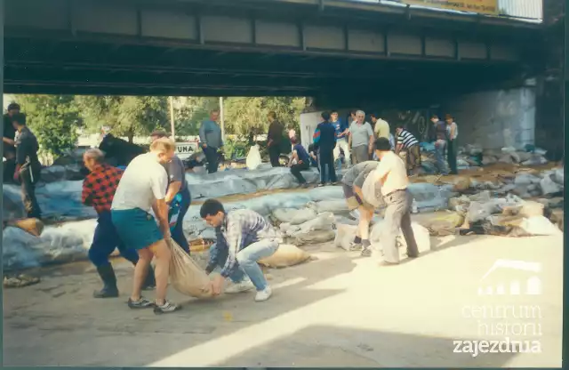 Na zdjęciu mieszkańcy wzmacniają wały na ulicy Komandorskiej.
