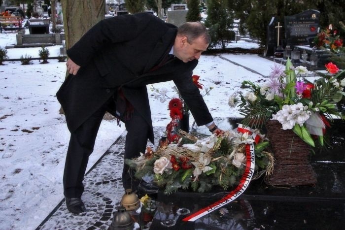 Grzegorz Schetyna na grobie Sebastiana Karpiniuka