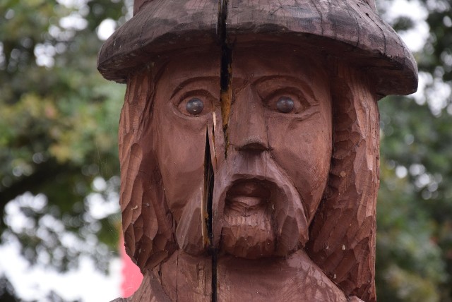 Zbój Rummel stojący przy ul. Armii Krajowej w Miastku nieco się rozpadł. Wytrzymał 1,5 roku. Rzeźba ma zostać „poprawiona”.