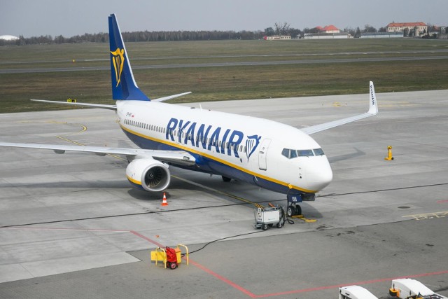 Ryanair uzyskał 1984 sloty na połączenia z lotniska Chopina w Warszawie - wynika z raportu agencji zajmującej się koordynacją lotów. Czy popularny tani przewoźnik chce rozbudować swoją ofertę, przeprowadzić się z Modlina, czy może tylko blefuje, by wynegocjować dla siebie lepszą umowę na swoim macierzystym lotnisku?
