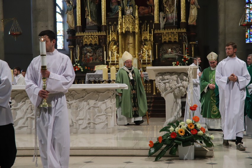 Posiłki dla ubogich przy katedrze z udziałem abp. Grzegorza Rysia