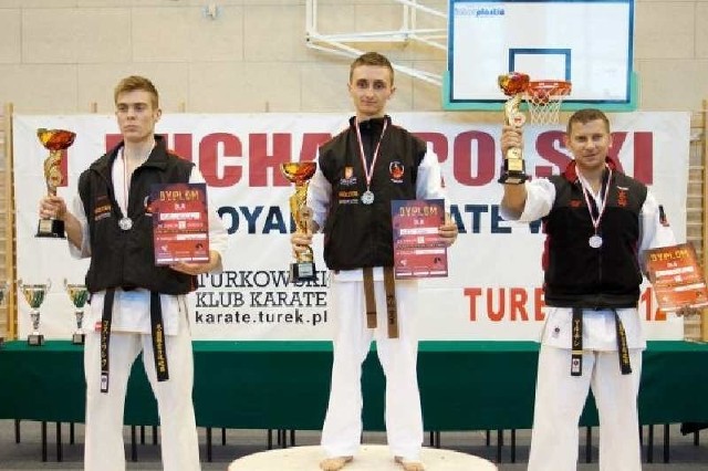 Rafał Świder (w środku) zwyciężył w konkurencjach kata i kobudo.