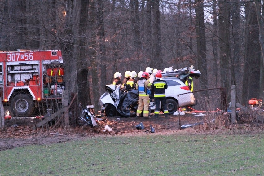 Wypadek w Ligocie Prószkowskiej. Zginęły trzy osoby, w tym...