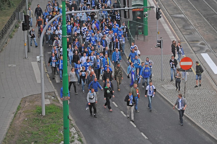 Lech Poznań mistrzem! Przemarsz kibiców na plac Mickiewicza