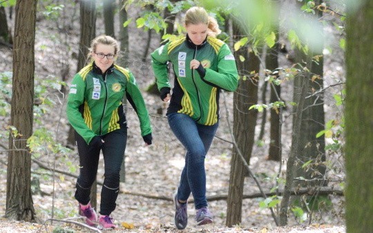 W sobotę oraz w niedzielę po raz pierwszy w Zielonej Górze, odbyły się ogólnopolskie mistrzostwa w biegach terenowych na orientację. Centrum imprezy to amfiteatr zielonogórski, a organizatorem był Azymut Mochy. Zawodnicy wzięli udział w bieganiu nocnym i dziennym po Wzgórzach Piastowskich w kategoriach junior, młodzieżowiec, senior i masters.Na zdjęciu Zofia Melzar i Justyna Kuźba z UKS Siódemka Rumia