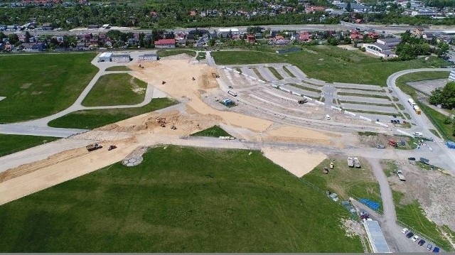 Na radomskim lotnisku trwa przebudowa pasa startowego. Został on wydłużony o pół kilometra, wzmocniona została konstrukcja istniejącej drogi. Na całej długości będzie nowa nawierzchnia.