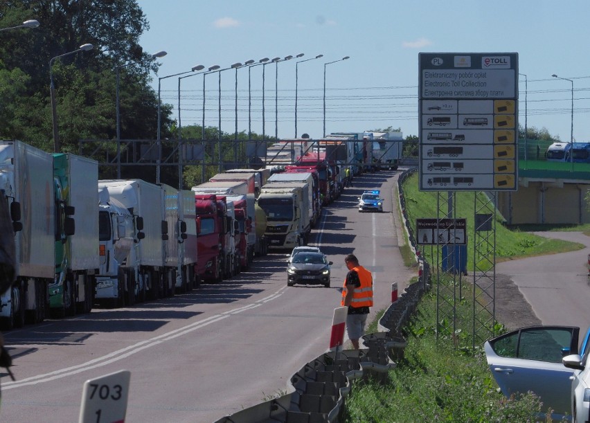 Protest kierowców w rejonie przejścia granicznego w Dorohusku. Tiry blokują przejazd