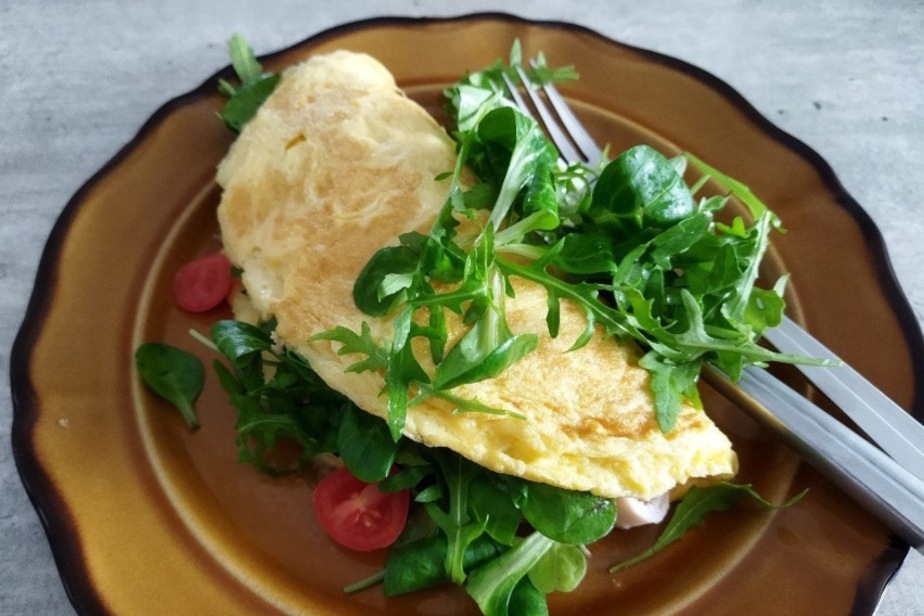 Domowy omlet z szynką to znakomita propozycja na obiad i na...