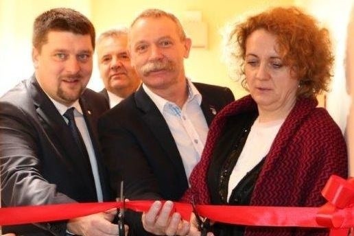 Starosta kielecki Michał Godowski, wójt Masłowa Tomasz Lato i Anna Bielna, dyrektor  Powiatowego Centrum Pomocy Rodzinie w Kielcach uroczyście otworzyli  nowe mieszkania.
