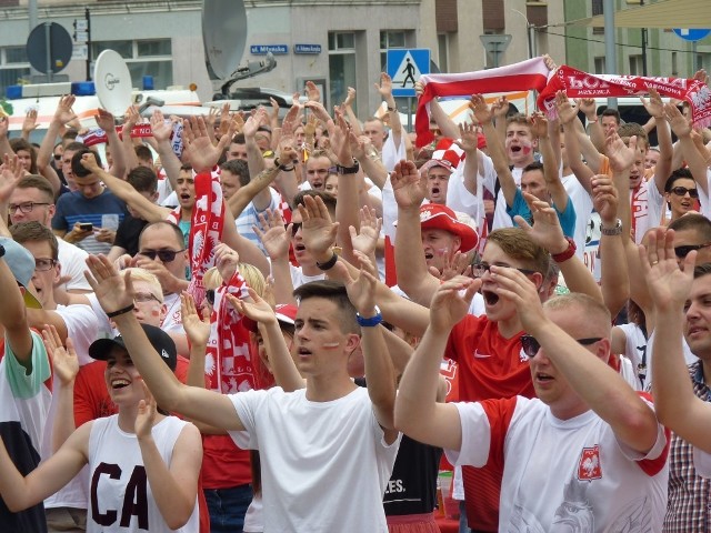 Po emocjonującym pojedynku reprezentacja Polski pokonała po rzutach karnych Szwajcarię i awansowała do ćwierćfinału Mistrzostw Europy we Francji. Zobacz jak Koszalin dopingował naszych zawodników.