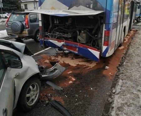 Nowy Sącz. Zderzenie autobusu MPK i osobówki. Dwie osoby zabrane do szpitala [ZDJĘCIA]