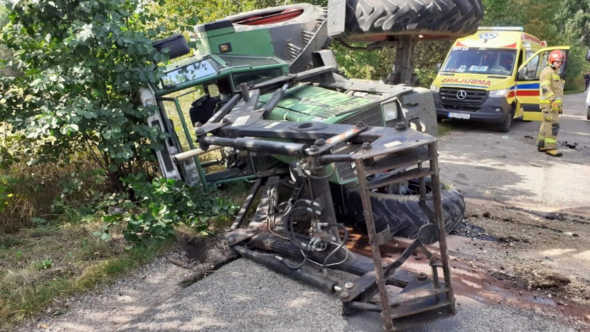 Wypadek na drodze Szczuczyn - Niećkowo. Osobówka zderzyła się z ciągnikiem. Dwie osoby w szpitalu