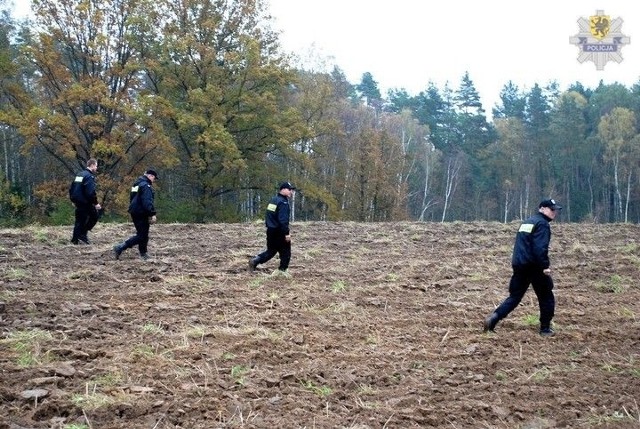 Blisko 100 osób, a w tym policjanci, strażacy i strażnicy leśni poszukiwali we wtorek 83-latka, który zbierając grzyby zgubił się w lesie.