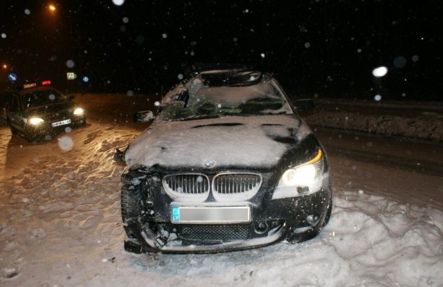 W czwartkową noc policjanci na ulicy Norwida w Augustowie zauważyli czarne BMW na litewskich tablicach rejestracyjnych. Kierowca auta na widok radiowozu zaczął uciekać.