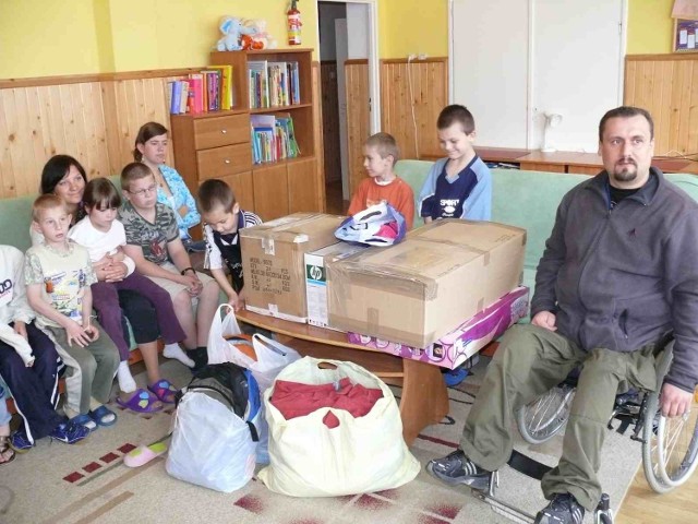 Dzieci kolejny raz z zaciekawieniem czekały na rozpakowanie prezentów. Z prawej Jacek Dróżdż.