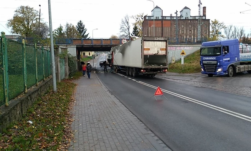 W czwartek (7 listopada) kierujący TiRem nie zmieścił się...