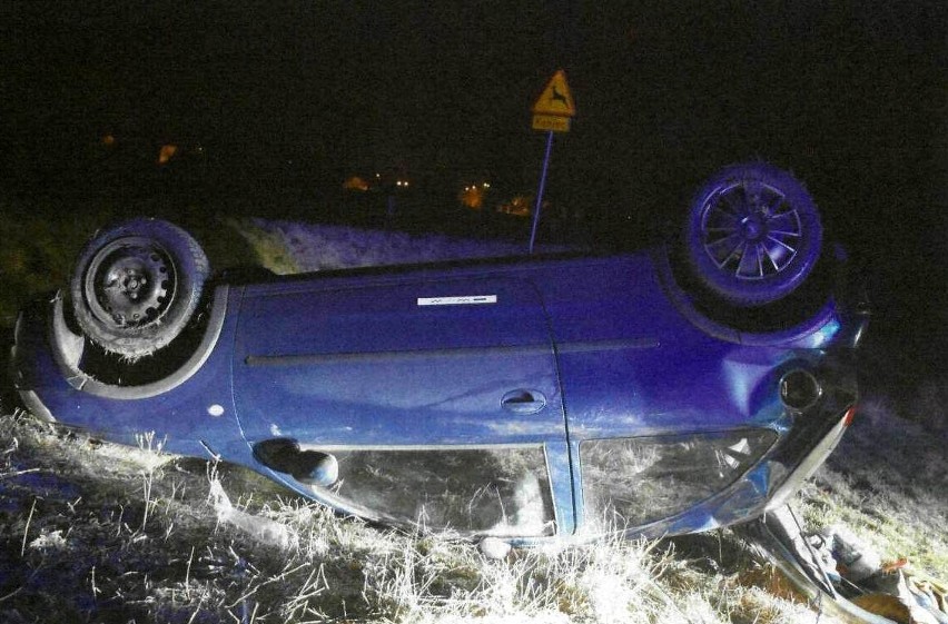 Jeże. Wypadek na DK 63. Opel dachował w rowie (zdjęcia)