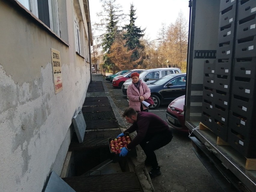 Jogurty i jabłka od KOWRu, spółdzielni Sielec i firmy Łuknat trafiły do Specjalistycznego Szpitala w Sandomierzu 