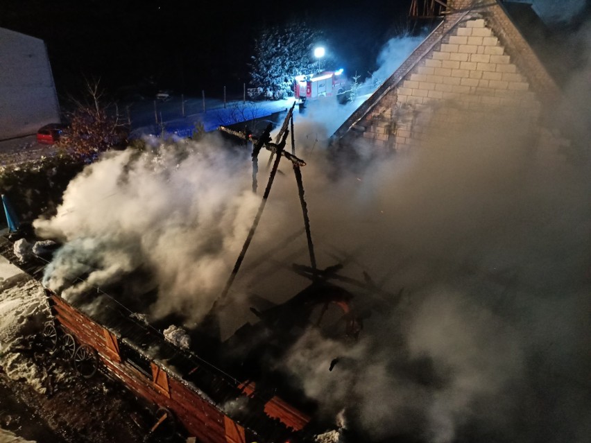 Płonie słynna karczma „Malinowa spiżarnia” w Wielączy (gm. Szczebrzeszyn). Akcja gaśnicza nadal trwa