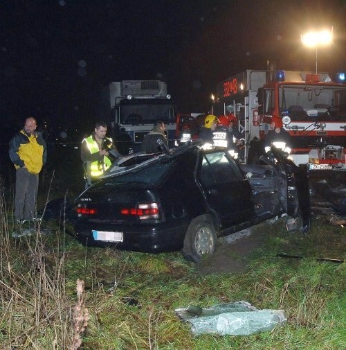 Tragiczny wypadek w Manowie koło Koszalina, do którego doszło w sobotę przed Wigilią. Jedna osoba zginęła na miejscu, pozostali pasażerowie trafili do szpitala.