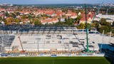 Budowa stadionu Pogoni Szczecin. Co słychać na budowie? Wkrótce połączą trybuny. Wiecha też już wisi! [ZDJĘCIA]