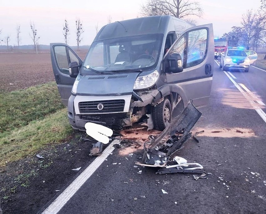 Czołowe zderzenie dwóch aut na trasie Kwidzyn – Gardeja. 19-letni kierowca hondy nie zachował ostrożności przy wyprzedzaniu