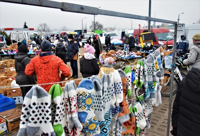 Handlujący i kupujący od świtu oblegali giełdę przemysłową w Sandomierzu. W ostatnią sobotę przed świętami Bożego Narodzenia trudno było o wolne miejsce parkingowe. Nie brakowało za to świątecznego towaru. Mieszkańcy regionu tłumnie ruszyli na zakupy. Nie tylko po choinki, karpie, lampki i ozdoby świąteczne, ale także ubrania i różności z zagranicznych wystawek. Okazji jak zwykle nie brakowało.