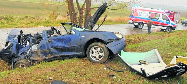 W Sarniej Zwoli nieprzytomny 26-letni kierowca bory był po wypadku uwięziony we wraku. Strażacy odcięli dach volkswagena, wydobyli mężczyznę i na noszach przenieśli go do karetki