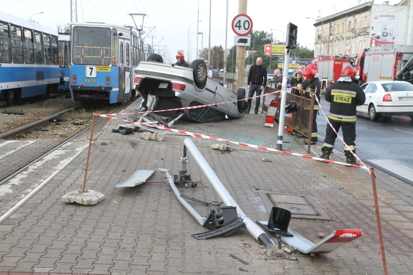 Wypadek, dachowanie BMW na przystanku przy ul. Żmigrodzkiej