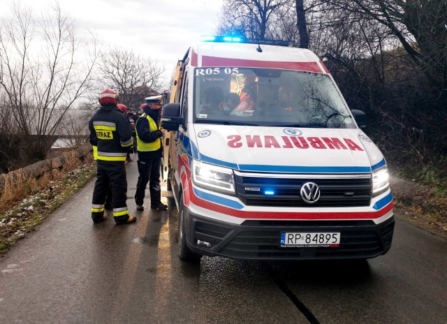 Do zdarzenia doszło w poniedziałek rano w Hermanowicach w powiecie przemyskim. Kierująca fiatem wpadła w poślizg i dachowała. 36-letnia kobieta nie wymagała transportu do szpitala.