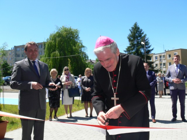 W Sandomierzu otwarto Centrum Zdrowia Psychicznego. To jedyna tego rodzaju placówka medyczna w naszym województwie. Od lewej dr Marek Kos dyrektor sandomierskiego szpitala i biskup Krzysztof Nitkiewicz.