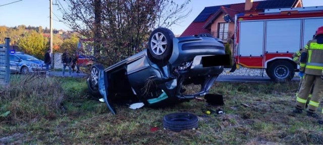 Do dachowania samochodu osobowego doszło w czwartek rano (20 października) w Mietniowie koło Wieliczki. Podczas działań służb ratowniczych na drodze obowiązywał ruch wahadłowy