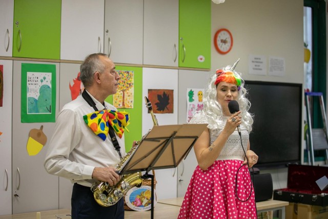 Muzyczne spotkanie "Zaczarowany saksofon" poprowadzili Janusz Witkowski, muzyk z Filharmonii Pomorskiej oraz Katarzyna Witkowska, animatorka kultury.