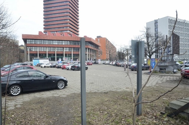 Płatny parking na rogu ul. Kościuszki i Powstańców Wielkopolskich