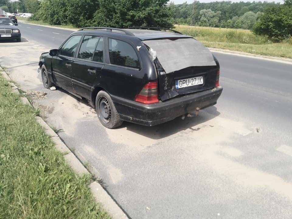 Stare samochody i wraki zajmują miejsca parkingowe w Łodzi