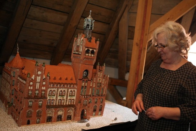 Janina dylewska obok miniatury ratusza miejskiego.