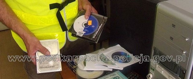 Policjanci zabezpieczyli do analizy dyski, komputery, 160 płyt CD i DVD, dyskietki, kasety VHS a także dyski z serwera obsługującego klientów.