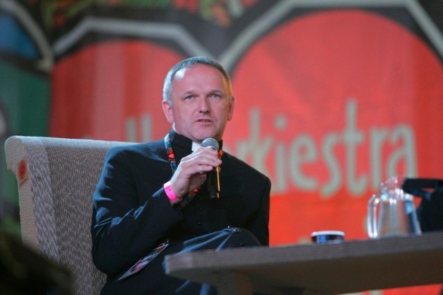 Ksiądz Wojciech Lemański podczas Woodstocku 2014.