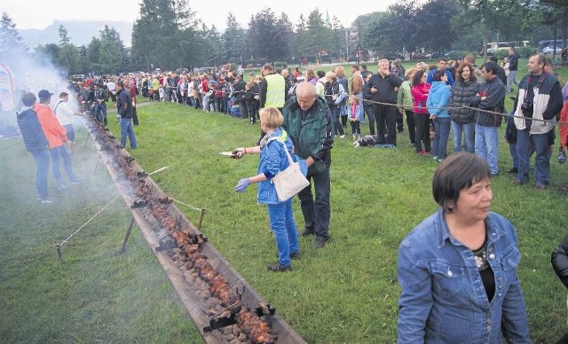 Grillowanie długiego na 132 metry szaszłyka trwało kilka godzin