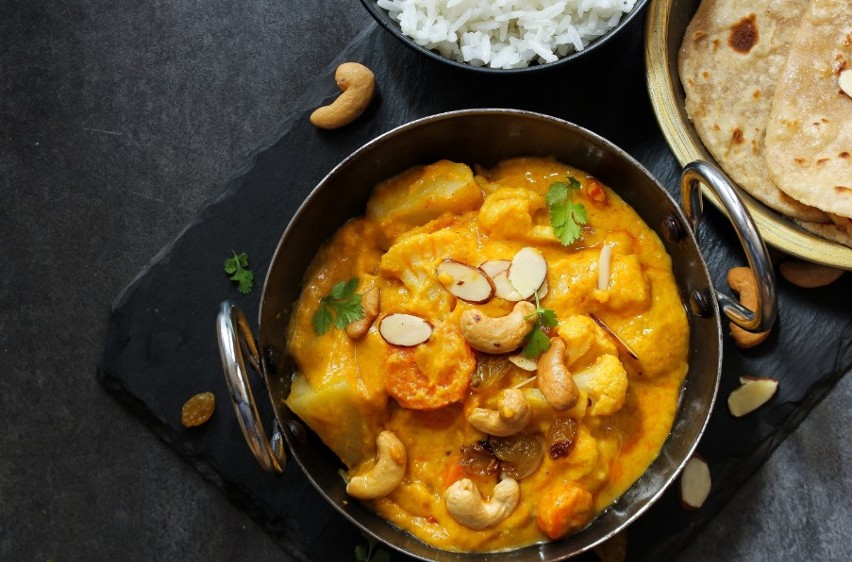 Aromatyczne indyjskie curry z orzechami nerkowca...