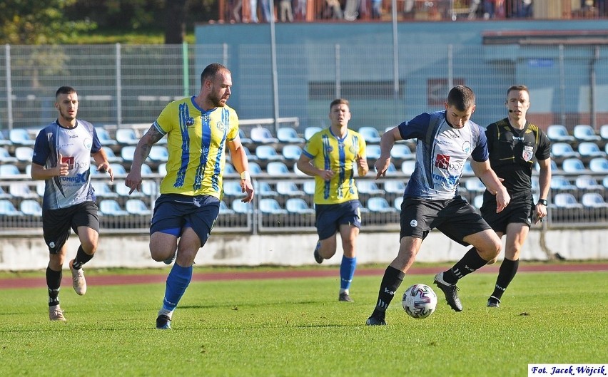 Spadkowicz z II ligi był zdecydowanie lepszy na stadionie...