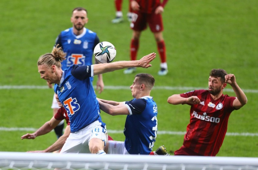 W poprzednim sezonie Legia wygrała z Lechem w Warszawie 2:1,...